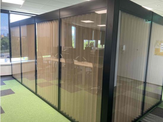 Free-standing glazed panel