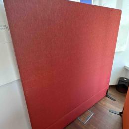 Freestanding panel red