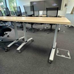 Small desk on wheels 100 x 80